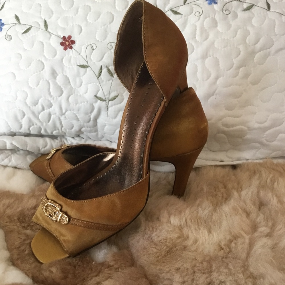 Bronzey/gold heels. NWOT.